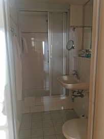 Das Bad war etwas klein, aber Ausreichend. Die Dusche war in der Größe weitaus besser als bei den meisten anderen Hotels. Und ich bin das ganze Jahr in Hotels unterwegs.