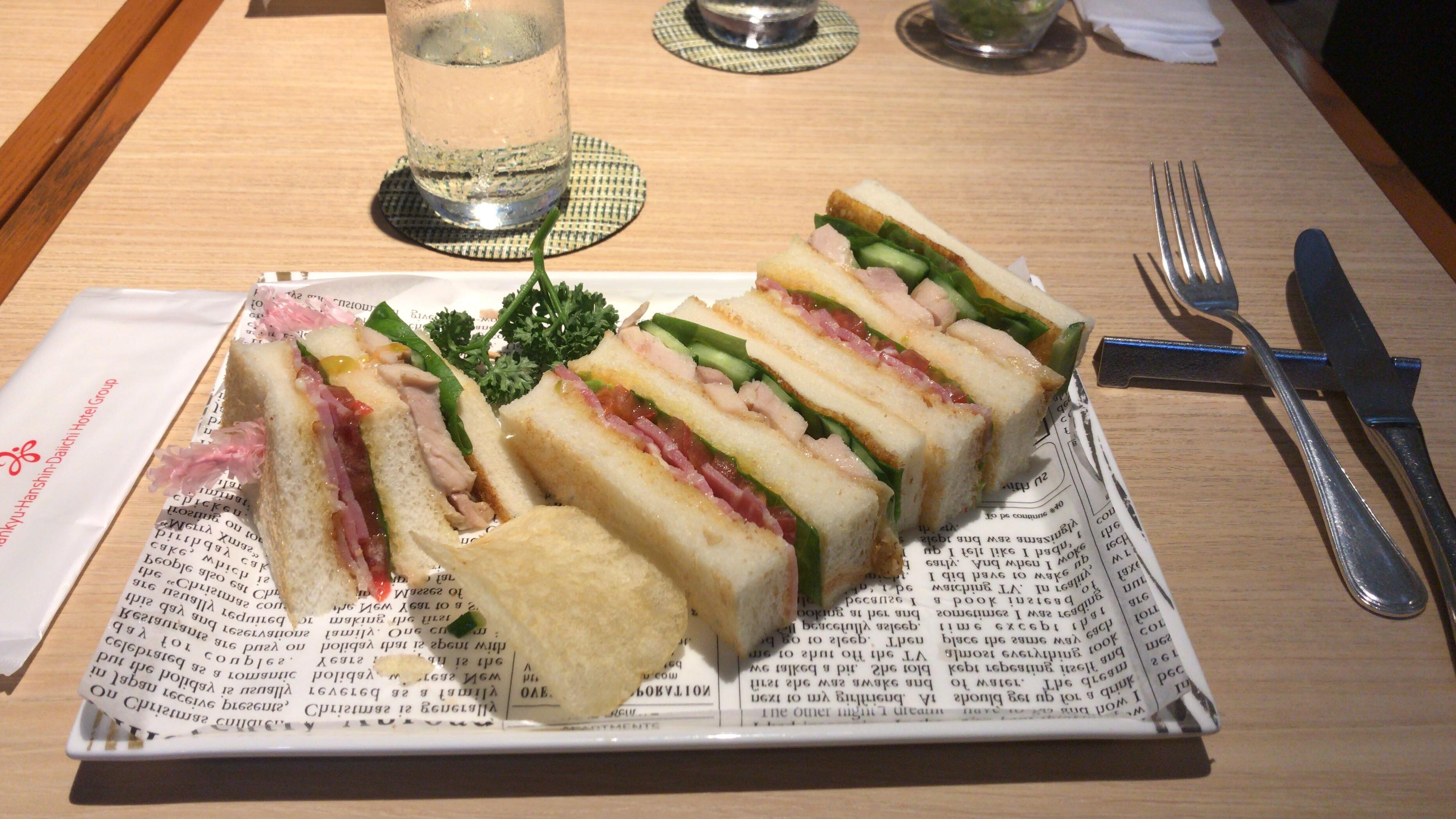 Buonissimo club sandwich mangiato al ristorante dell’albergo.