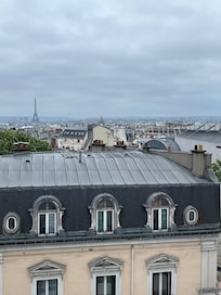 Eiffeltornet och triumfbågen från fönstret