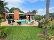 Foto área da piscina é do prédio onde fica a recepção e o restaurante ao fundo