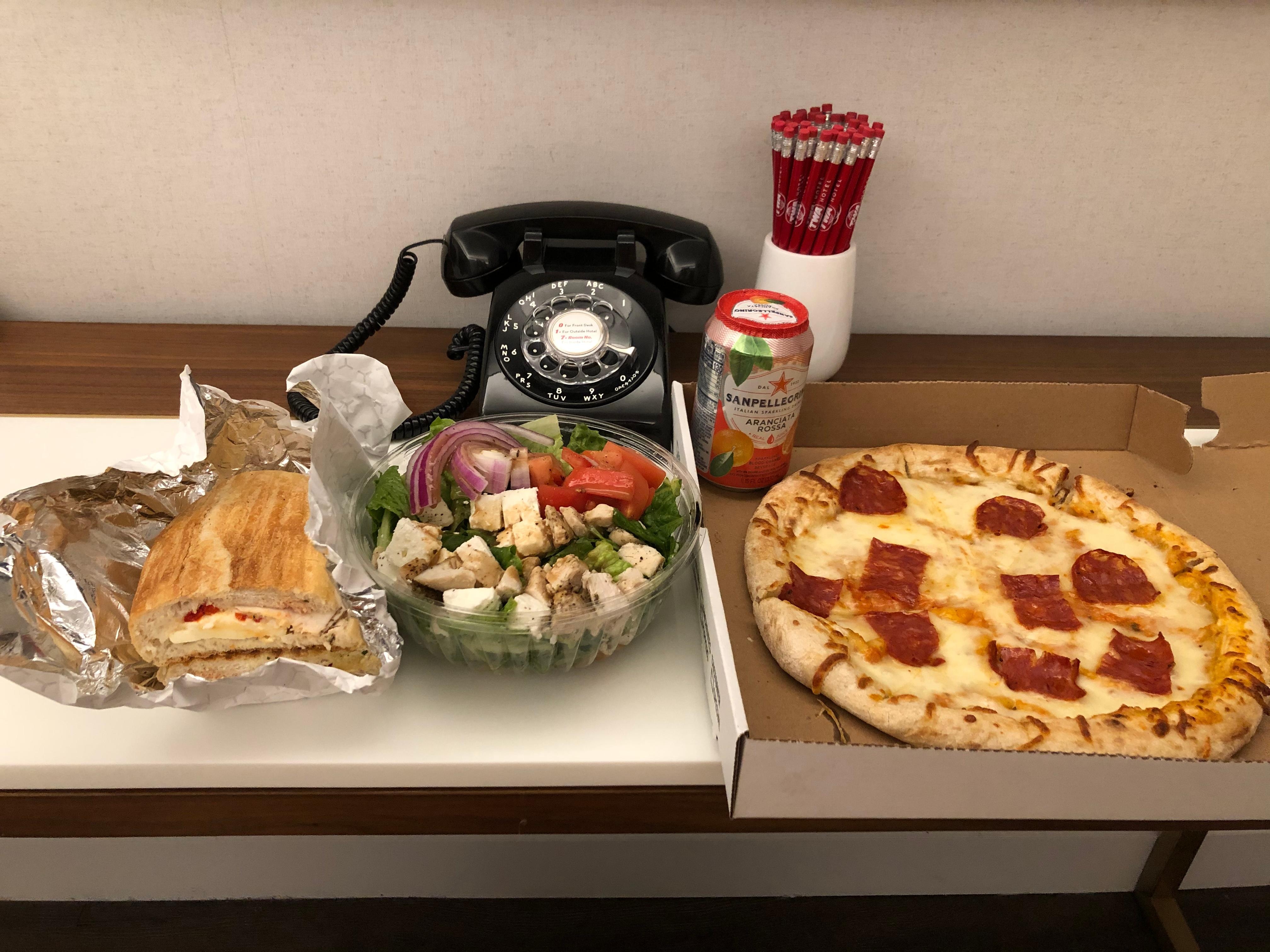 ロビーで購入。
ローストチキンのパニーニ13.5$。
JFKサラダ14$。
ペパロニピザ17$。
飲物3$。水は1.5リットルを5$で買う事ができる。