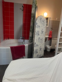 Baño (sin hidro) junto a cama son tabique
