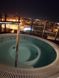 Jacuzzi avec vue sur la ville.
