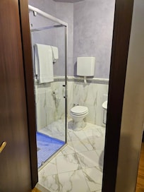 Vista parcial del baño