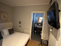 Chambre avec coffre-fort encastré