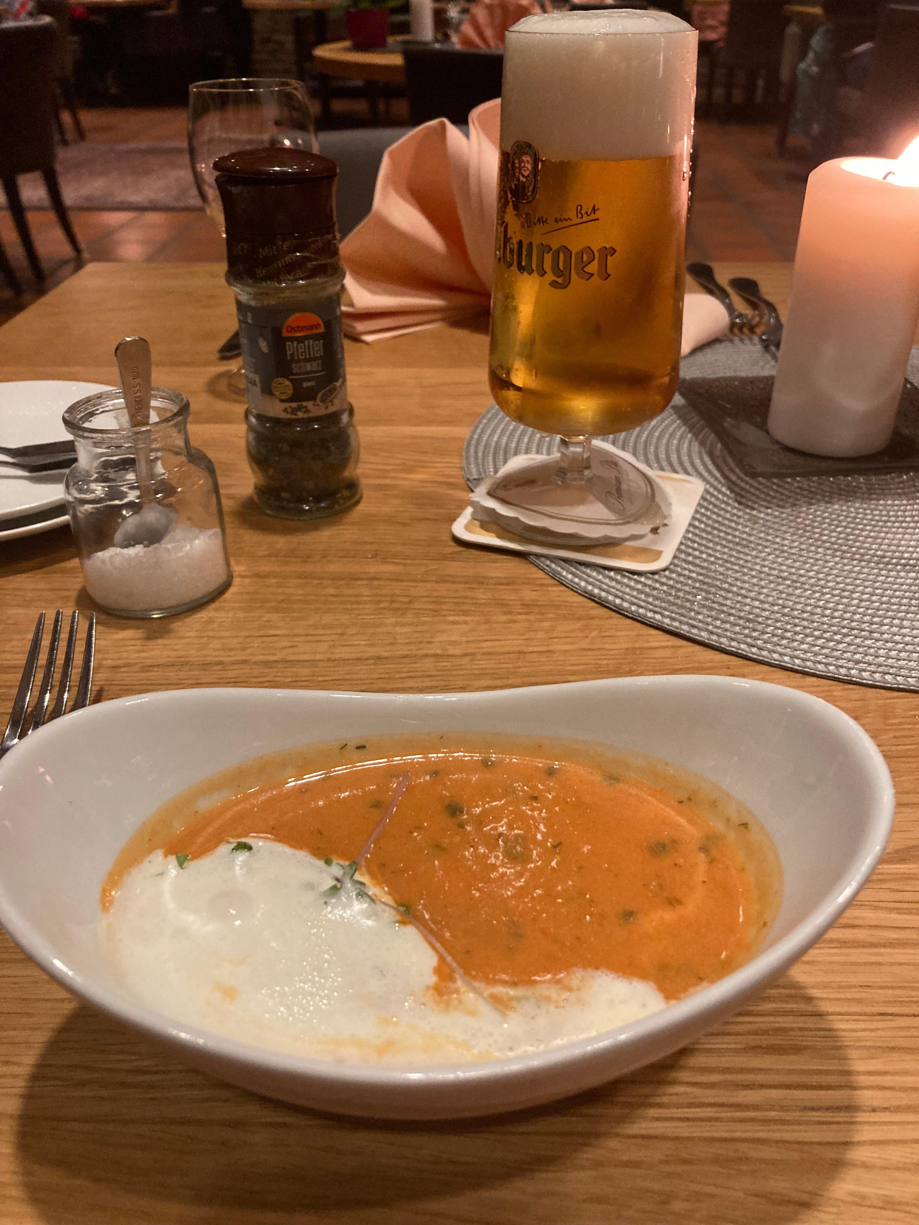 zweiter Gang Geburtstagsmenü: eine aromatische Tomatencremesuppe mit Sahnehäubchen