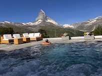 La piscine avec vue sur le Mont Cervin