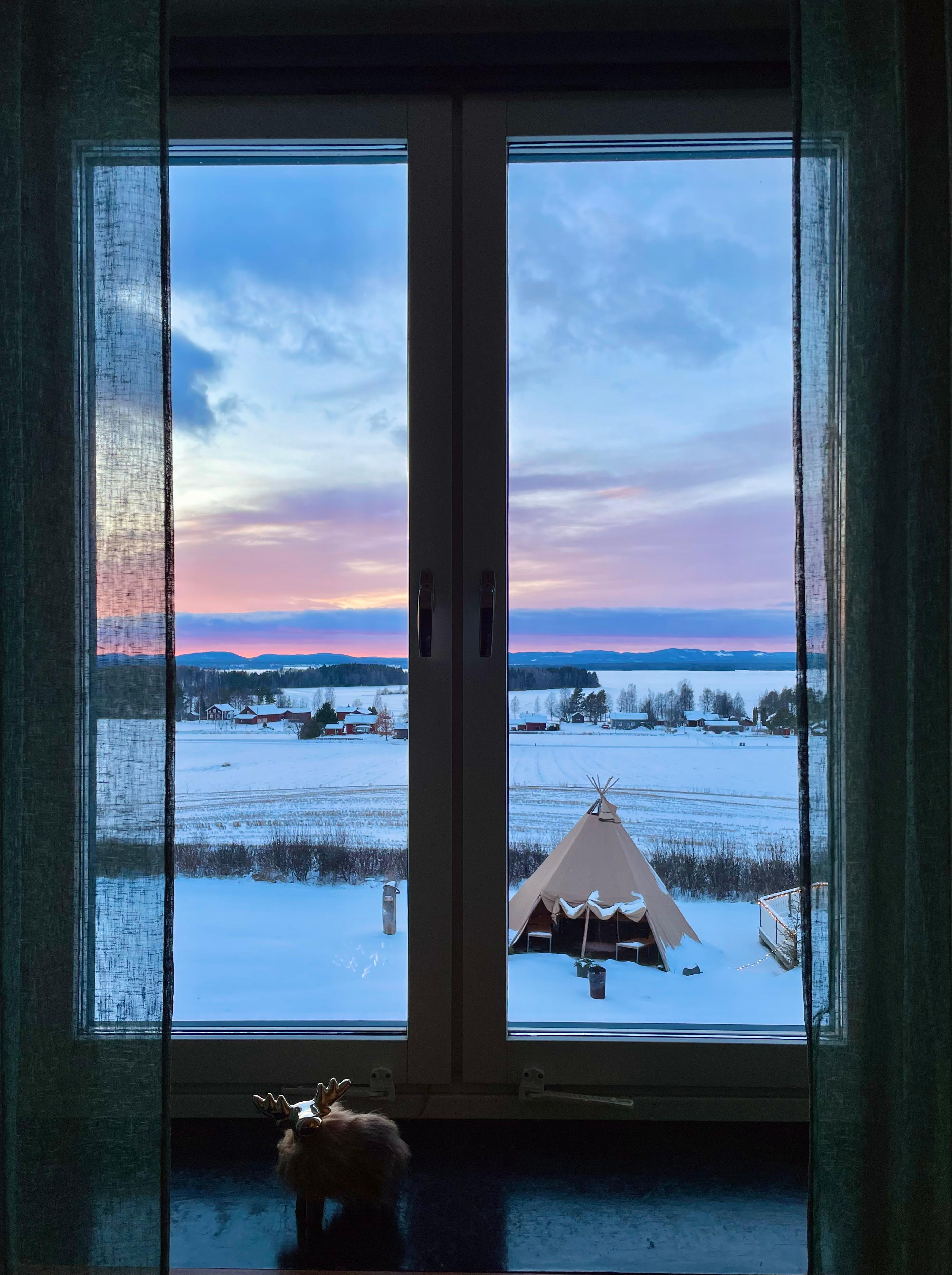 Room view over the lake and sunset