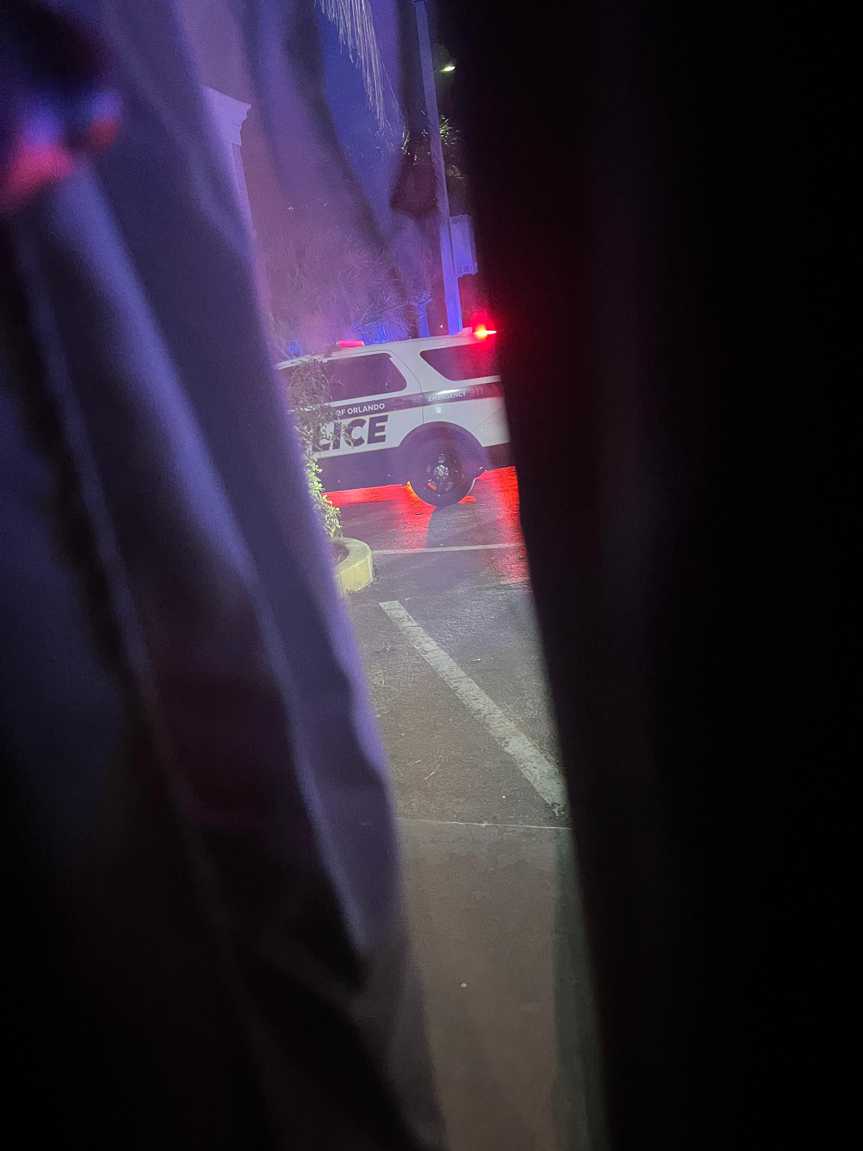 A batida da polĆcia, foto tirada dentro do quarto.