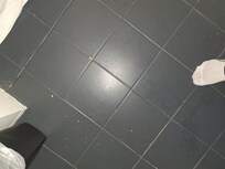 Des traces de chaussures sur sol mouillé