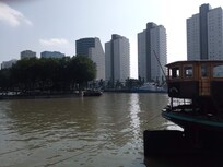 Udsigt over floden lige udenfor hotellet