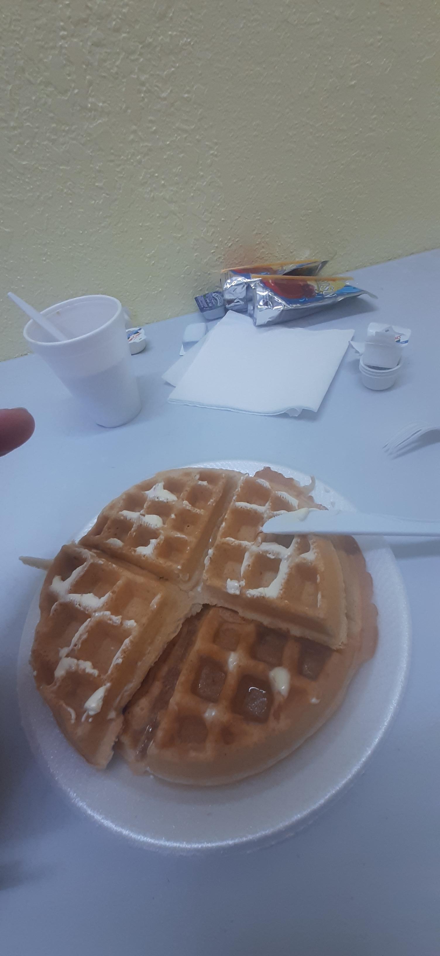 Te ponen incluye desayuno y mire lo q coloacan solo pan matequillas waffer jugo y agua. No mames. Y que desuyono americano o continental decepcionante la comida me hospede aqui tranado de salir desayunado directo a lps parques y esas cosas no perder