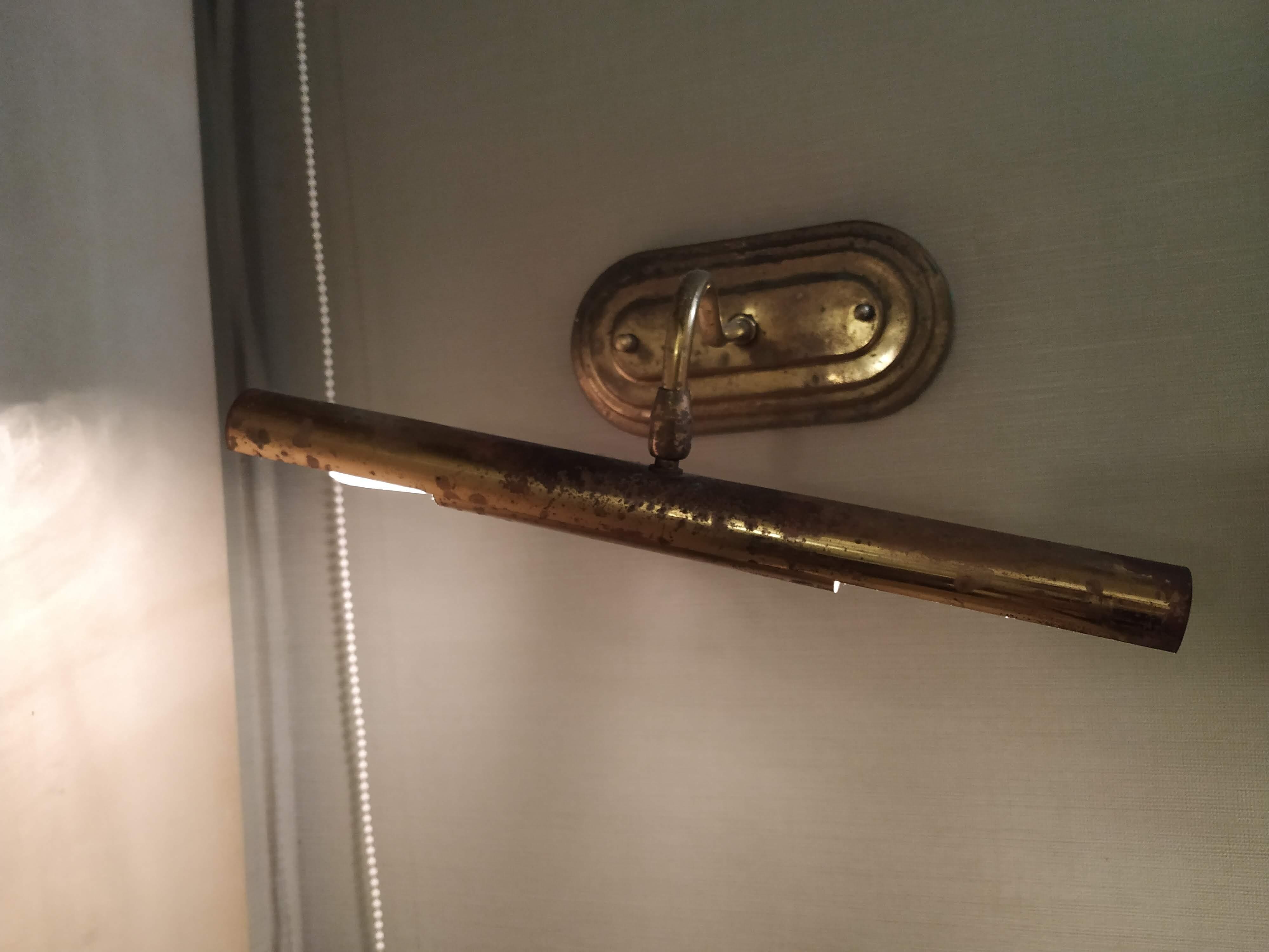 Lampe murale penchée et oxydée