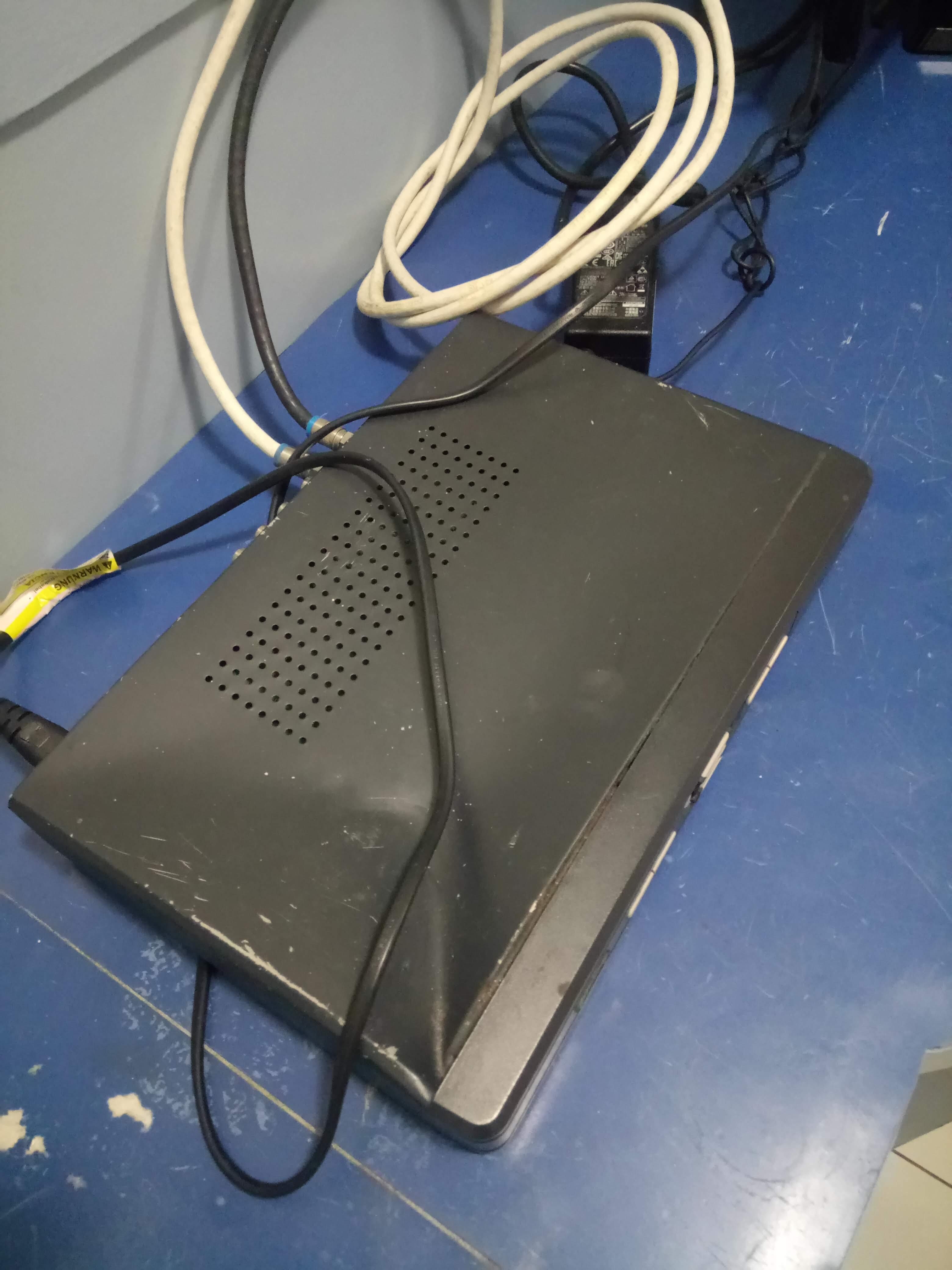 Equipamento  de TV e fios no quarto 801