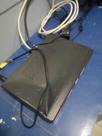 Equipamento  de TV e fios no quarto 801