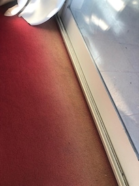 Alfombra muyyyy vieja y despintada, mas de 10 anios -- Carpet is 10+yrs old? Not washed or even vaccumed recently. The whole room smells moldy.