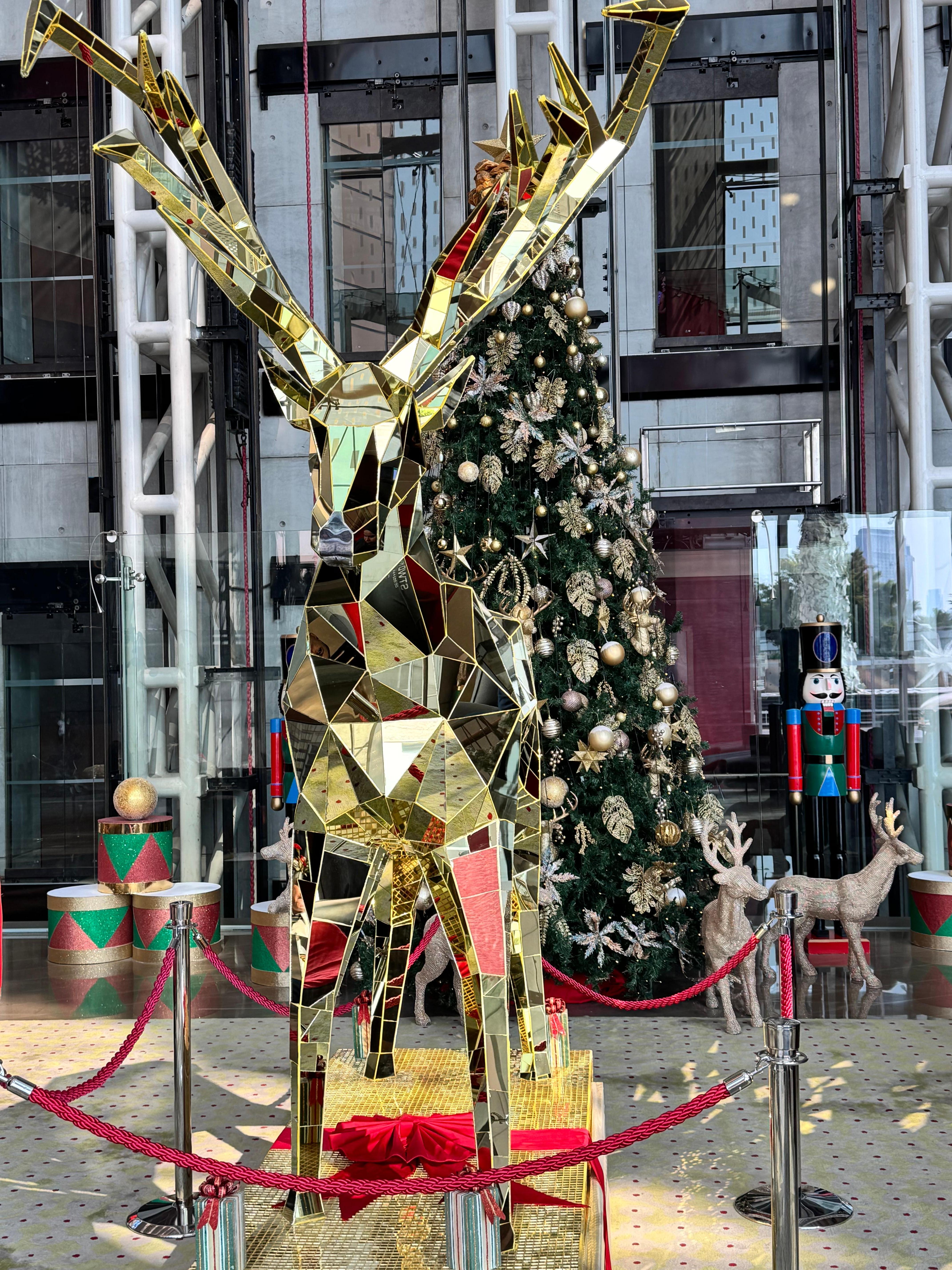 Christmas decorations in the reception / atrium 