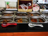 Lämmiruoka aamiaispöydässä.