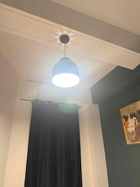 le seul eclairage de la pièce, meme pas une lampe de chevet