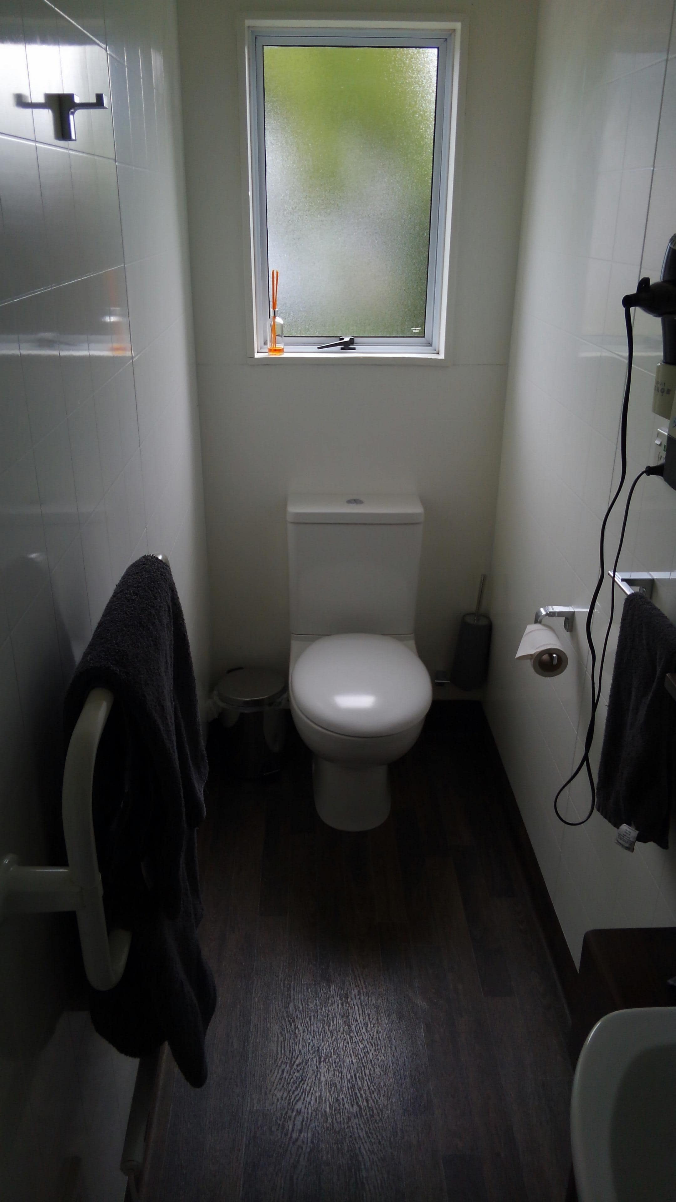 部屋の奥にあるトイレ