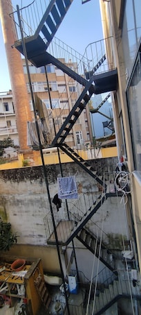 Escalier de secours par lequel des individus pénètrent dans l'appartement