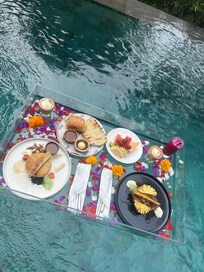 Floating breakfast