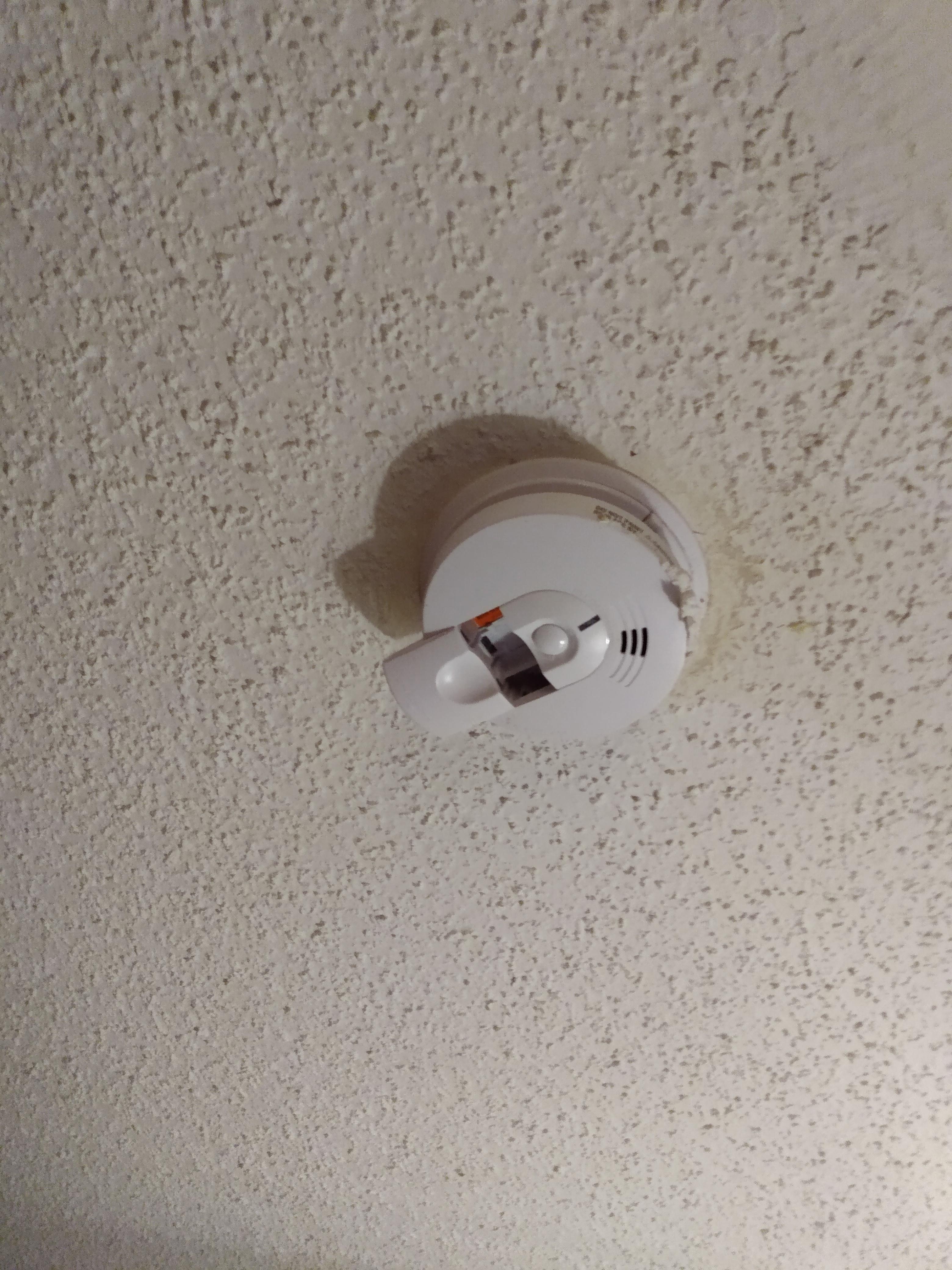 Smoke detector as found on entry - no battery.