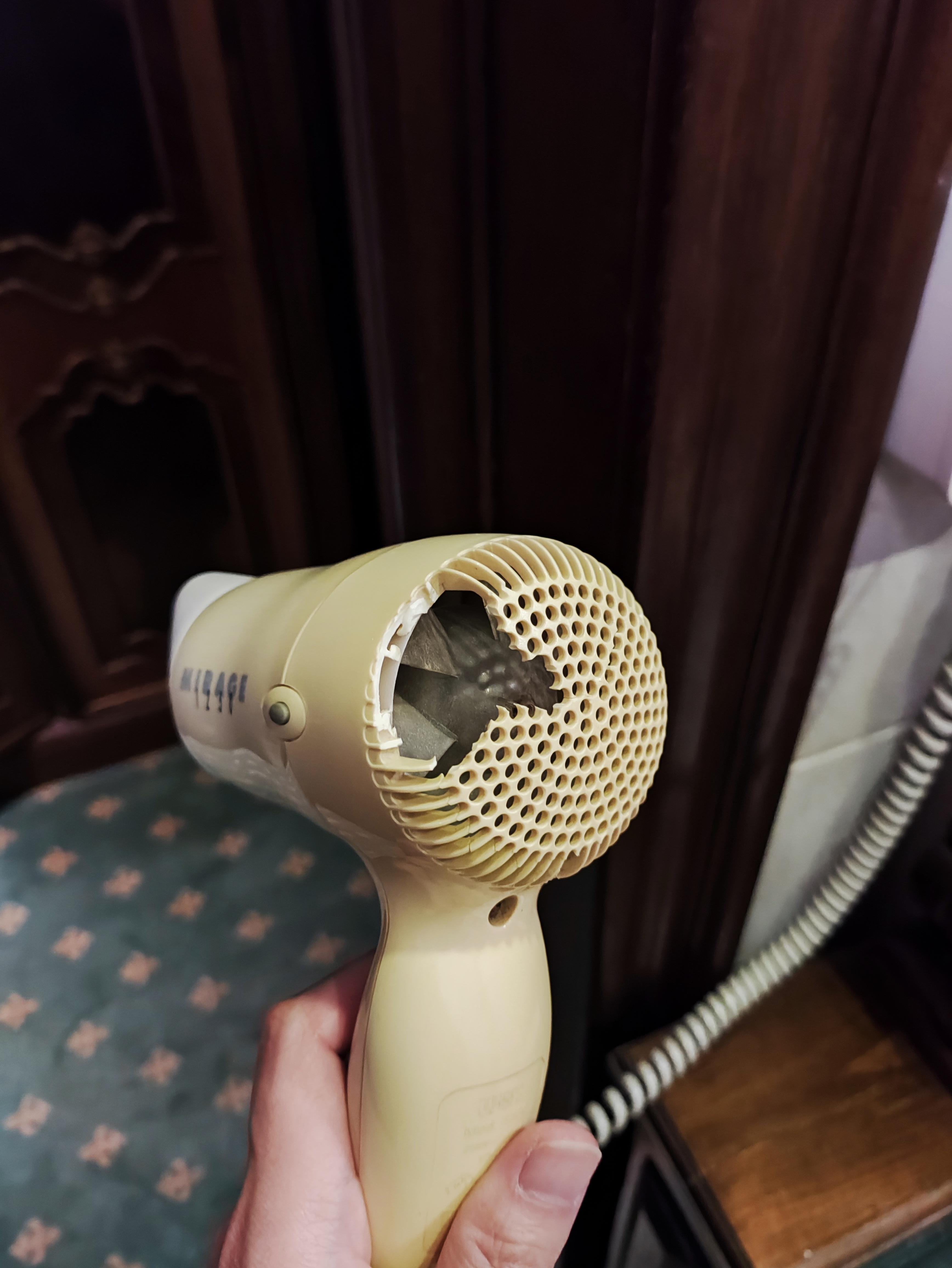 破損したドライヤー