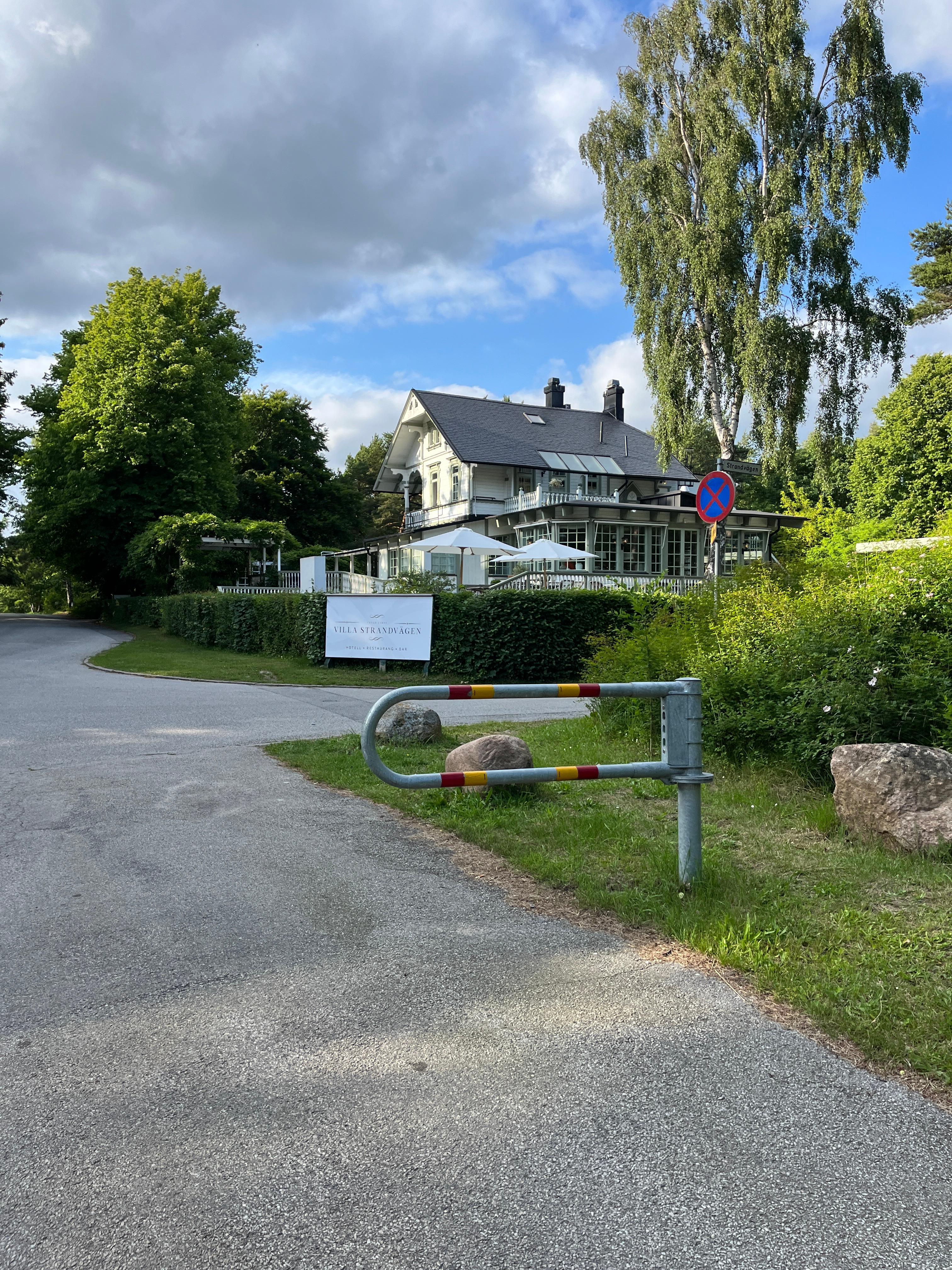 Strandvägen ligger 2 minuter från Saltsjöbaden i en vacker, gammal villa. 