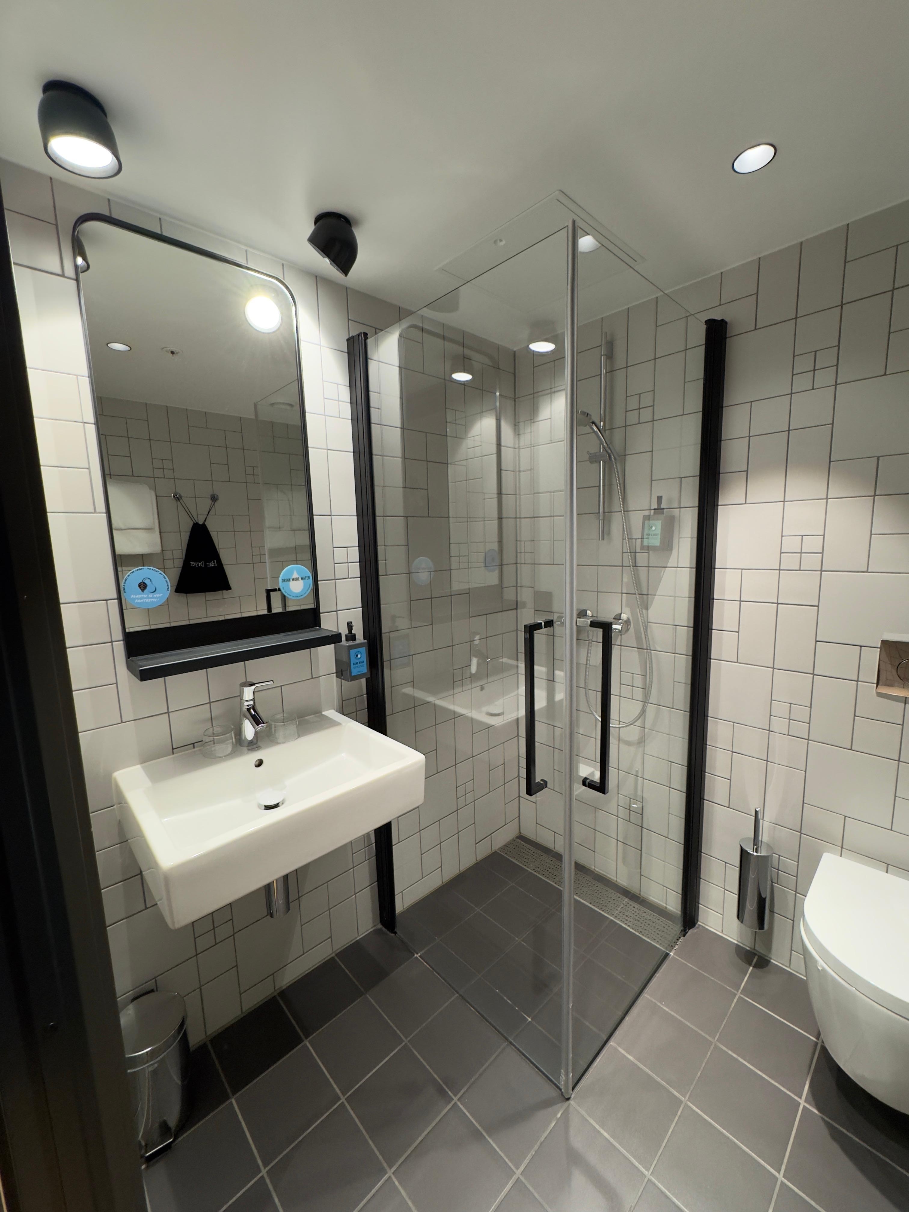 La salle de bain avec une douche à l’italienne.