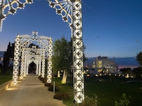 EntrĂ©e de lâhĂŽtel le soir