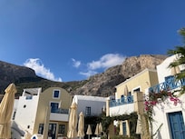 Vue sur les montagnes depuis la piscine centrale