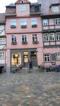 Vor dem Hotel