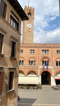 Vista di piazza dei Signori dalla finestra della camera.