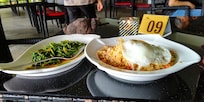 昼飯に頼んだナシゴレンと空芯菜炒め