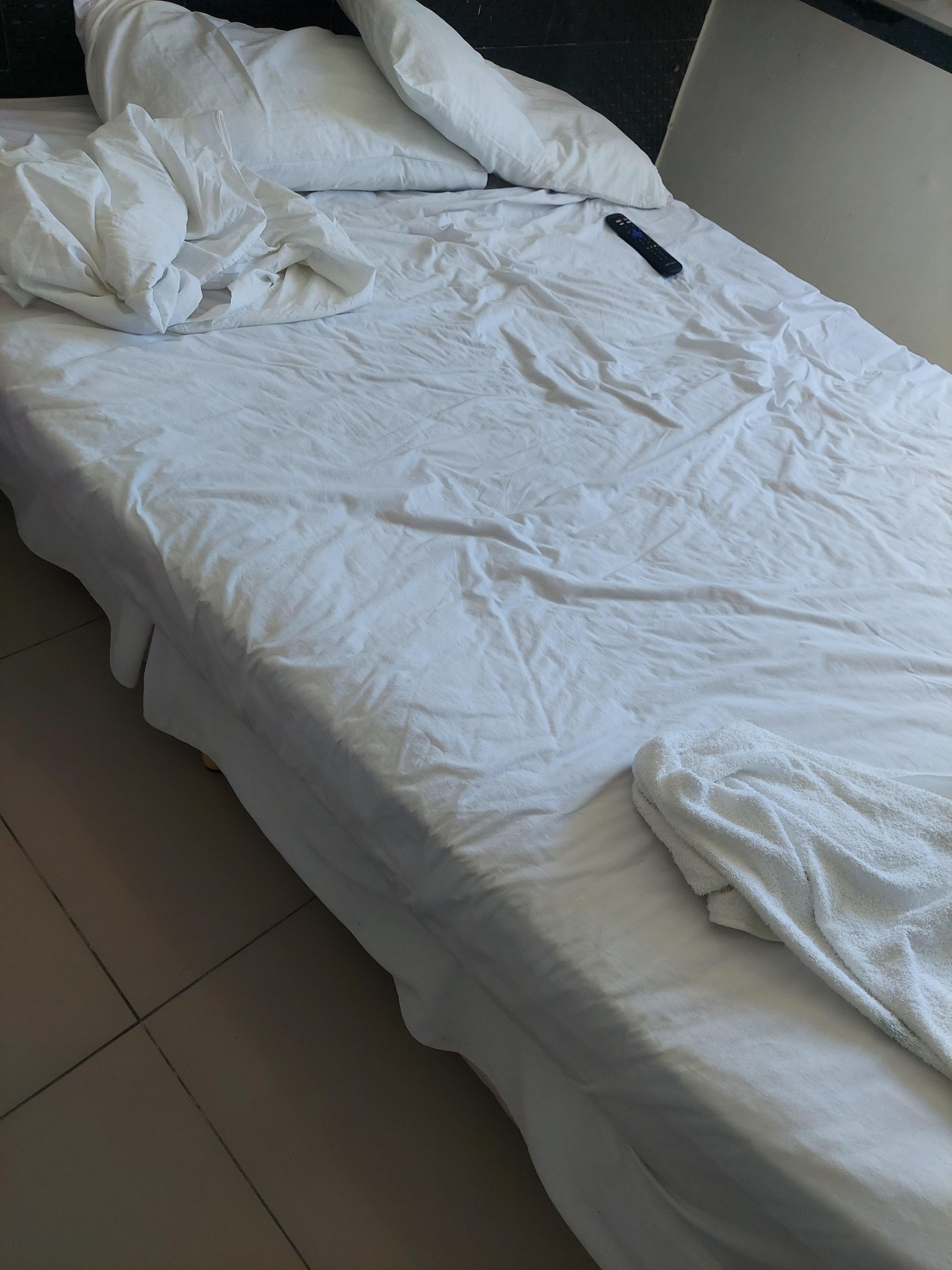 A cama parece que a pessoa ficava em um buraco.