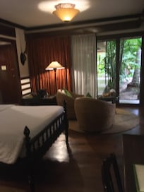 Grande chambre, donnant sur la piscine