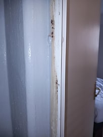 Humidité signalée et aussitôt nettoyée