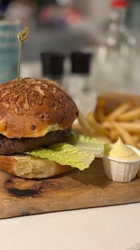 Lanche no famoso terraço deles , onde o atendimento para nós brasileiros é péssimo !
Comida ok ! Longe de ser perfeita .