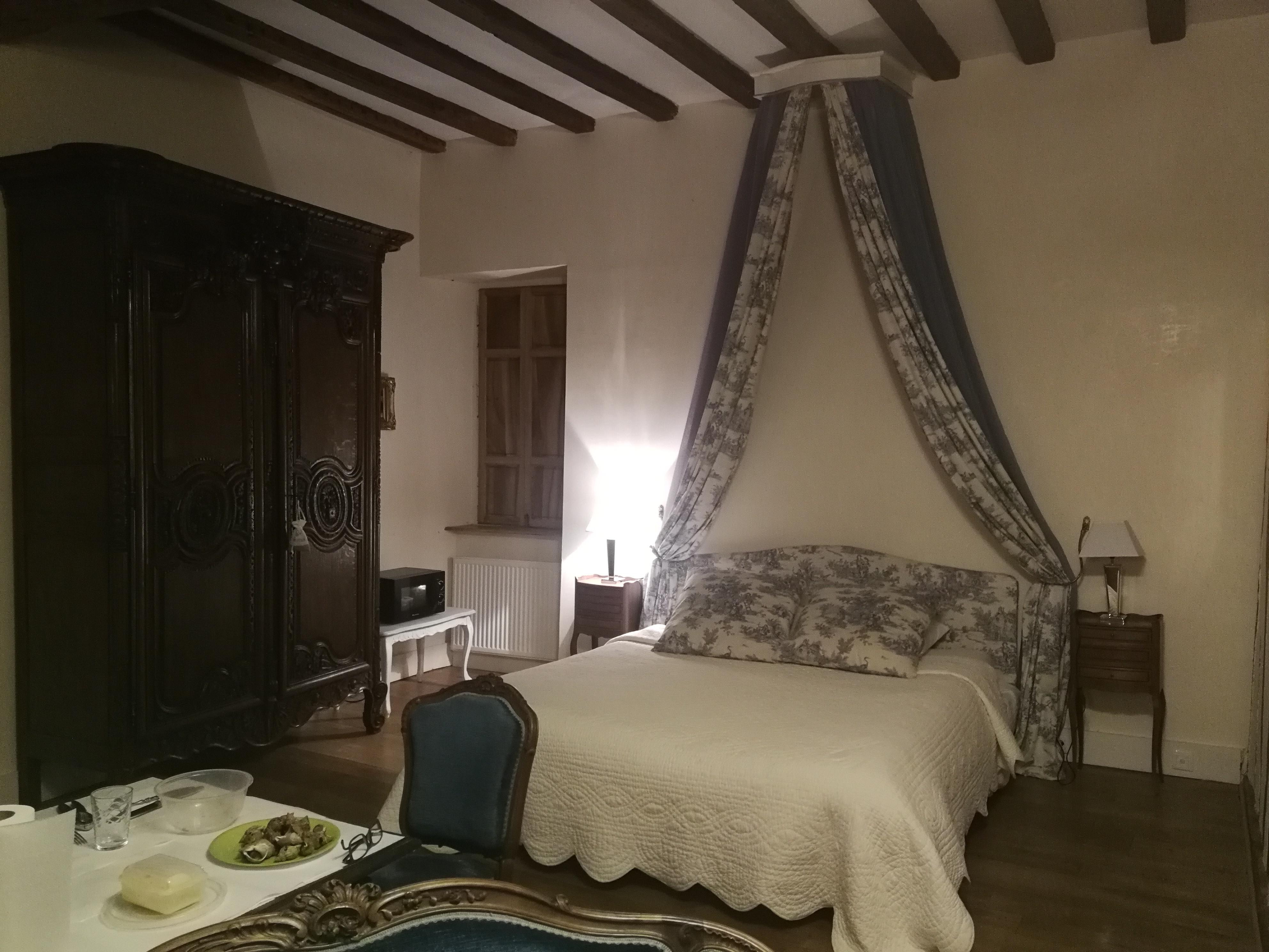 Lit à baldaquin + fur à micro ondes pour nous permettre de dîner dans la chambre en période de couvre feu