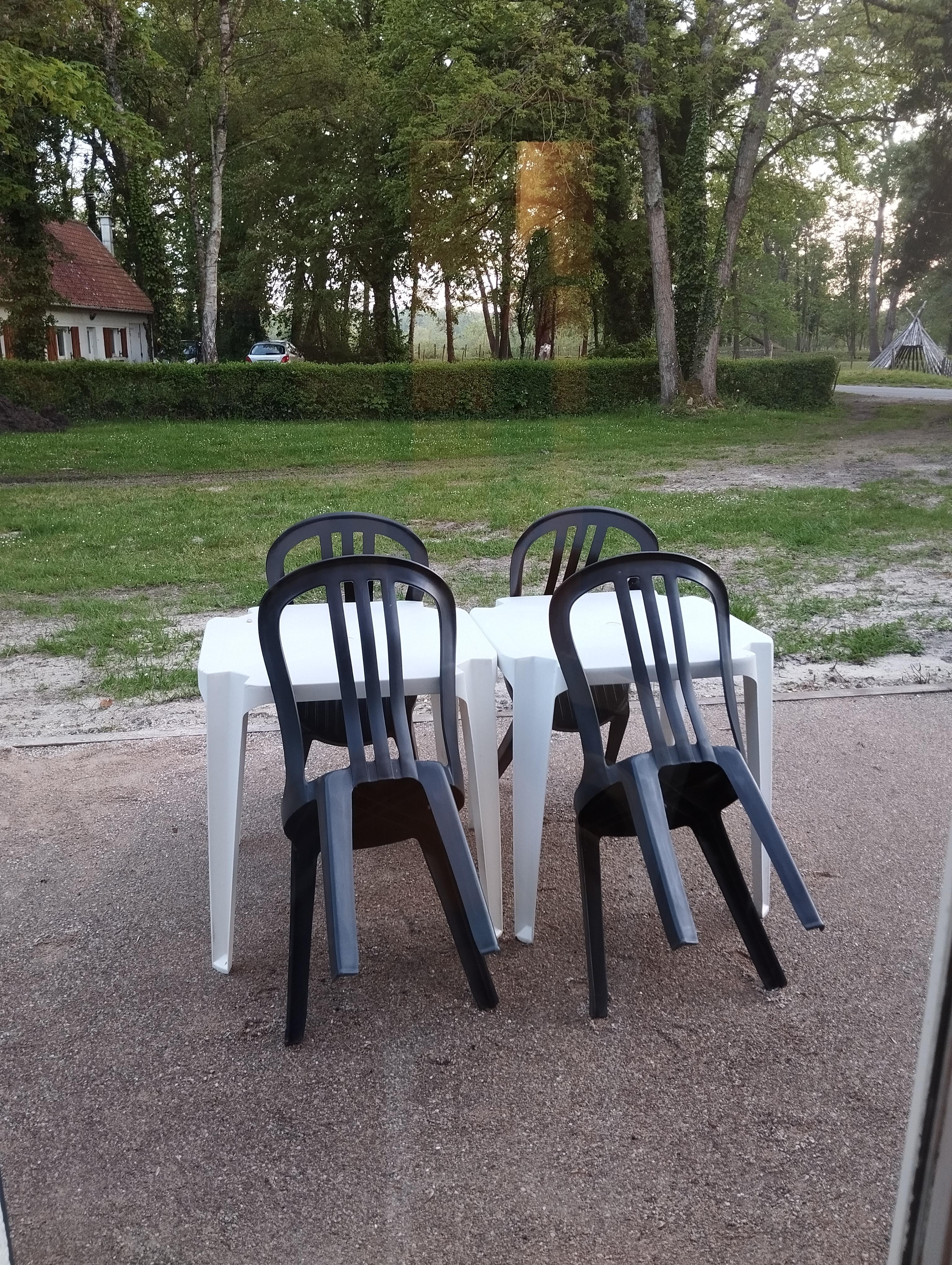 Terrasse extérieure avec vue sur la ferme pédagogique 