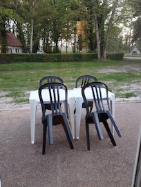 Terrasse extérieure avec vue sur la ferme pédagogique