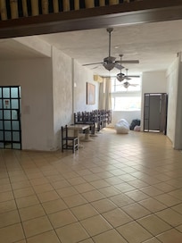Não sei o que é essa área. Imagino que deveria ser uma sala para comer.