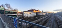 Hotel junto al tren.