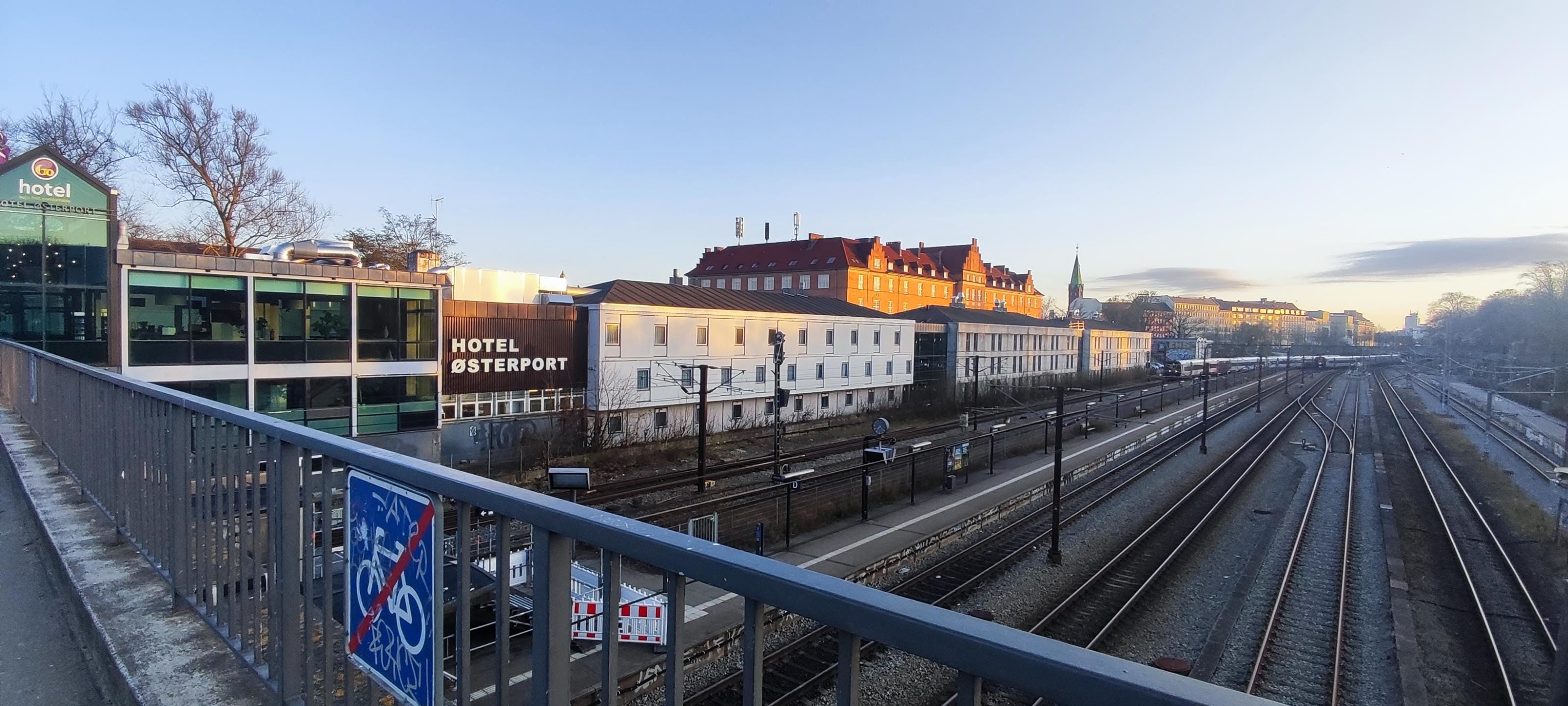 Hotel junto al tren.