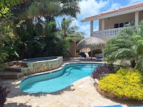 Piscina y jardín
