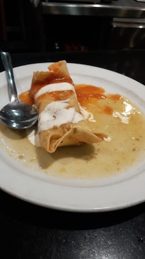 Chimichango, rico, suave, pica lo justito.
Es una especie de trotilla rellena de carne y verduras👌