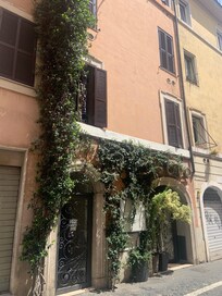 Hotellet har reception i en bygning og værelset i den bygning samt i bygningerne lige ved siden af