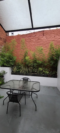 Terrasse privative de la chambre 4, agréable,  mais malheureusement accolée à une boîte de nuit...