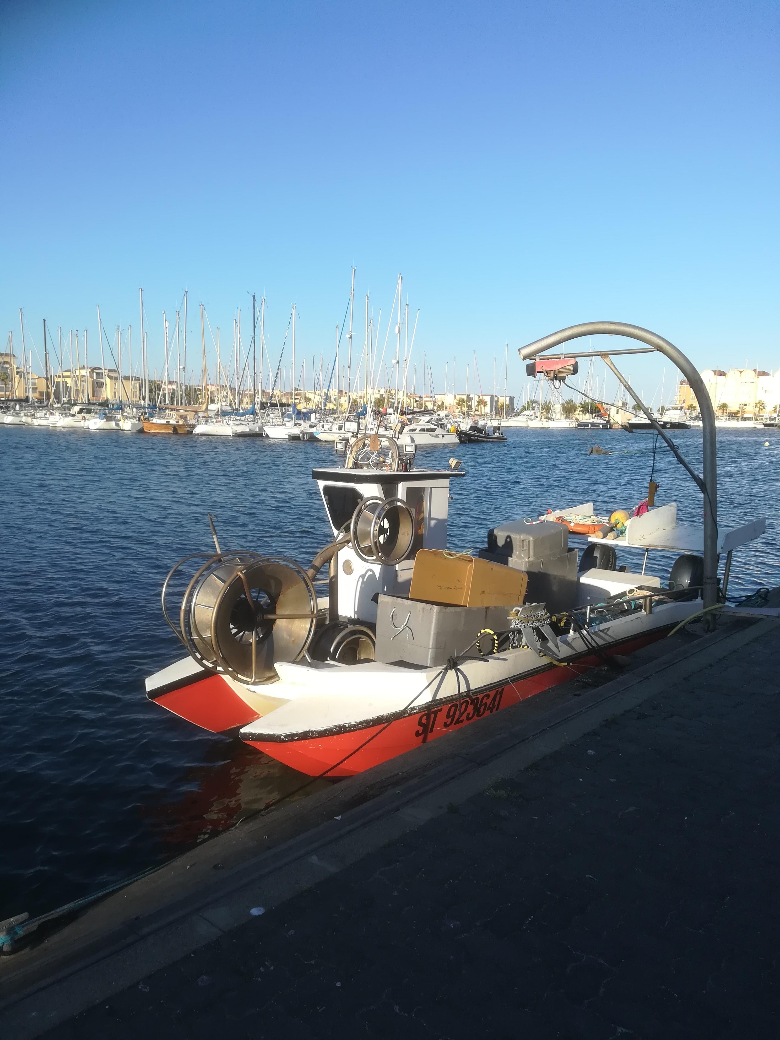 Pêcheur traditionnel au nouveau port de Gruissan